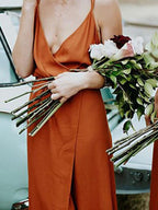 Magnifique robe de demoiselle d'honneur orange foncé, coupe trapèze, bretelles spaghetti et fente. 