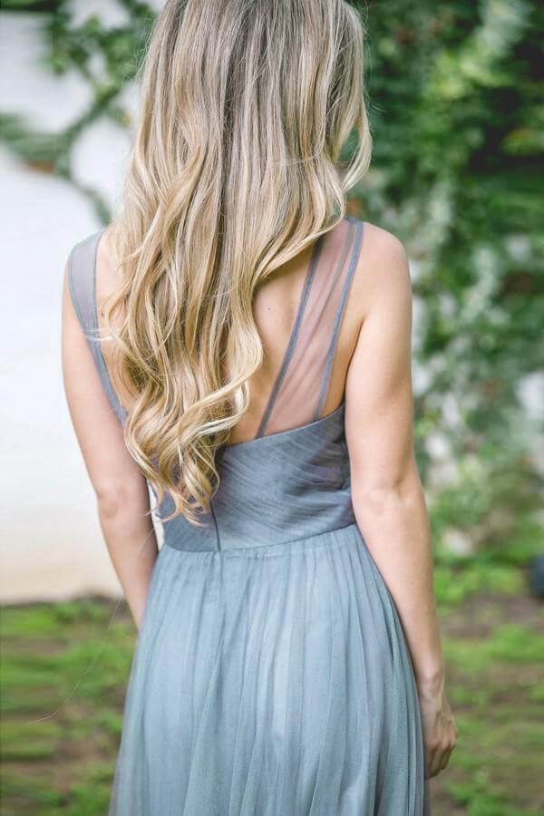 Preciosos vestidos largos de dama de honor de tul azul grisáceo, corte en A y hasta el suelo 
