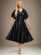 Vestido de novia de satén elástico, corte en A, escote en V, largo hasta la rodilla, con cuentas y pliegues. 