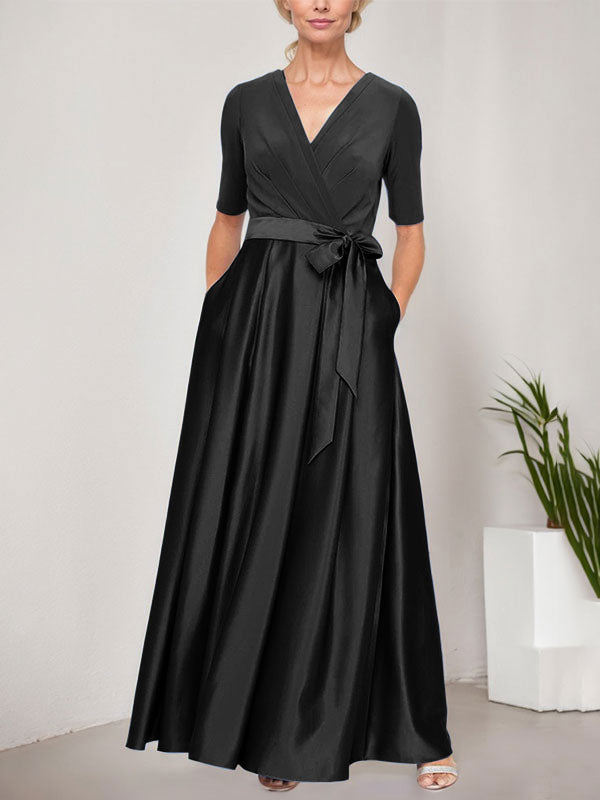 Vestido de baile con escote cruzado, falda amplia de satén y corpiño de jersey. 