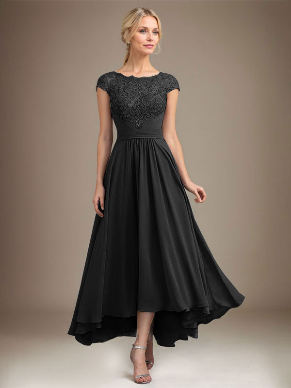 Vestido de novia de corte asimétrico, corte en A, escote ilusión, encaje y gasa con pliegues. 