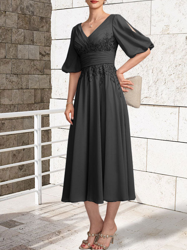 Vestido de novia de gasa de encaje, corte en A, escote en V y largo hasta la rodilla, con pliegues.