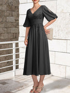 Vestido de novia de gasa de encaje, corte en A, escote en V y largo hasta la rodilla, con pliegues.