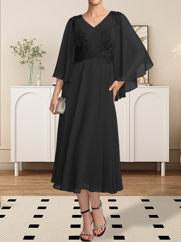 Vestido de corte A, escote en V, largo hasta la rodilla, de gasa, encaje, con lentejuelas y pedrería para la madre de la novia.