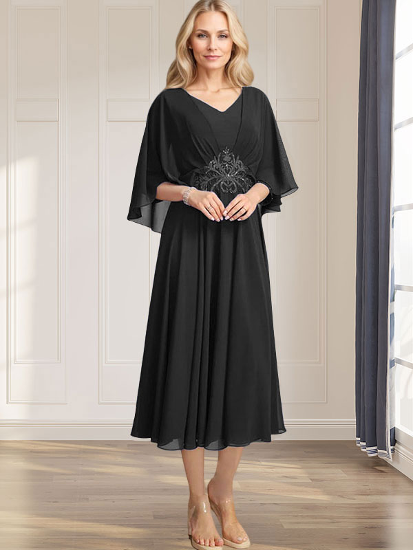 Robe de mariée trapèze en mousseline de soie, longueur thé, col en V, ornée de sequins plissés, d'appliques de dentelle et de perles. 