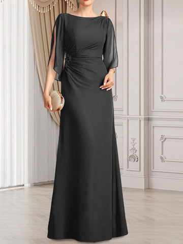 Robe fourreau/colonne longue en mousseline pour la mère de la mariée, ornée de perles plissées.