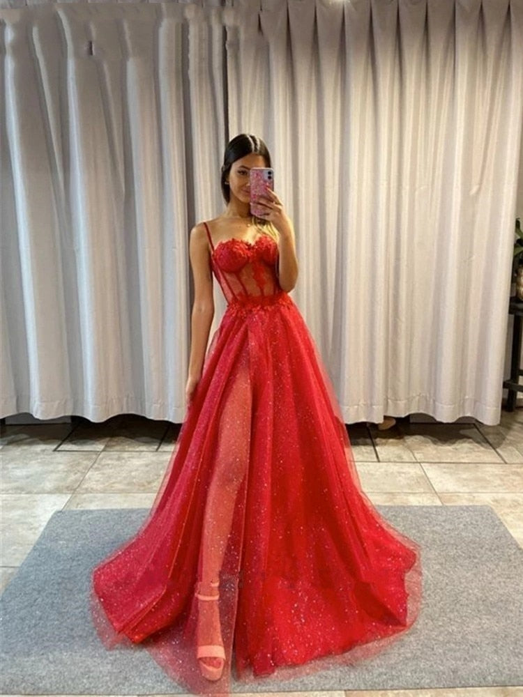 Vestido de fiesta de tul brillante con tirantes finos y corte en A