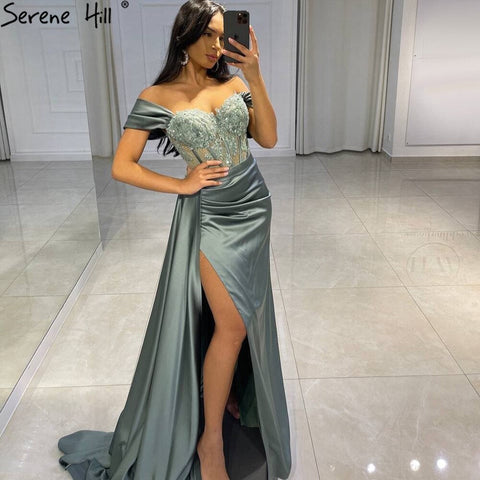 Vestidos de noche negros estilo sirena con abertura alta, corte sirena, elegantes y sexys, con cuentas de satén, ideales para fiestas y eventos. Modelo LA71412 