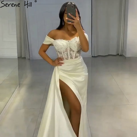 Vestidos de noche negros estilo sirena con abertura alta, corte sirena, elegantes y sexys, con cuentas de satén, ideales para fiestas y eventos. Modelo LA71412 