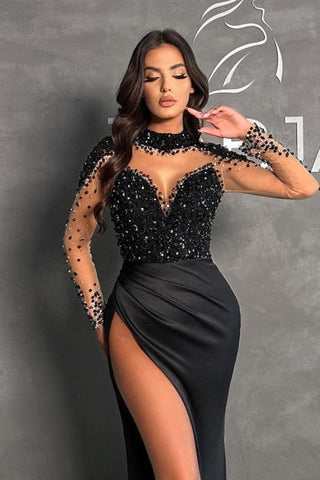 Vestidos de fiesta negros de satén con escote halter, abertura frontal, escote corazón, mangas largas hasta el suelo y detalles de cuentas.