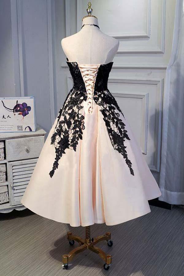 Vestidos de fiesta cortos de satén con encaje negro, corte en A y escote corazón.