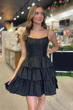 Robe de bal de promo en satin, coupe trapèze, bretelles spaghetti, volants et nœud.