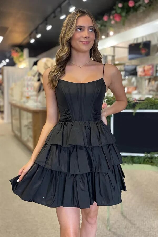Robe de bal de promo en satin, coupe trapèze, bretelles spaghetti, volants et nœud.