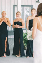 Robe de demoiselle d'honneur longue sirène en satin noir sans manches avec fente
