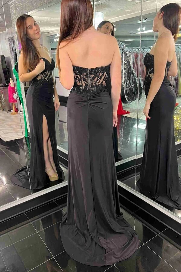 Vestido de noche de satén con escote corazón y corsé de encaje.