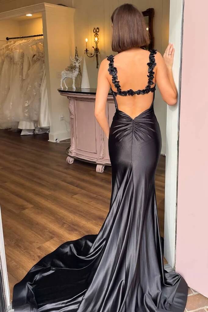 Vestido de fiesta estilo sirena con tirantes finos de satén y cola