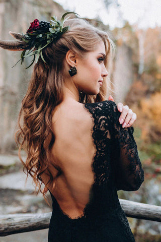 Vestidos de novia negros con escote corazón, mangas largas, encaje y espalda descubierta WD673