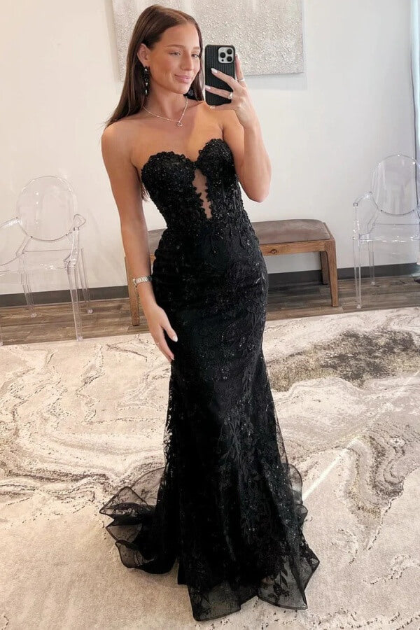 Vestido largo de fiesta con escote corazón, apliques de encaje y tul estilo sirena.