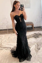 Vestido largo de fiesta con escote corazón, apliques de encaje y tul estilo sirena.