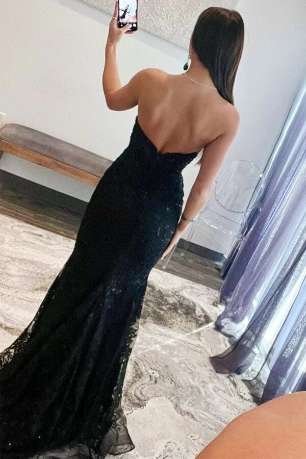Vestido largo de fiesta con escote corazón, apliques de encaje y tul estilo sirena.