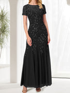 Robe longue bleue sirène à col rond ornée de perles, idéale pour la mère de la mariée