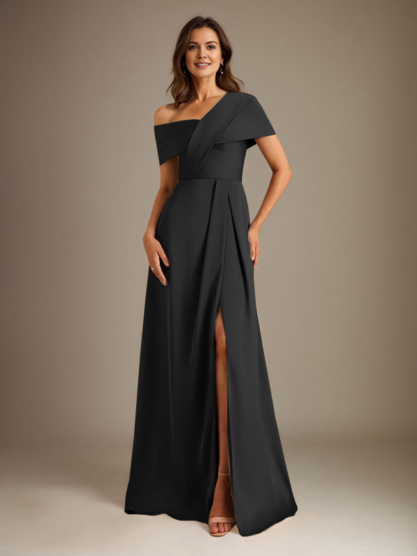 Robe de mère de la mariée en satin, coupe trapèze, décolleté asymétrique et plis. 