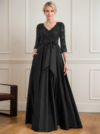 Vestido de novia de satén con encaje, corte en A, escote en V y largo hasta el suelo, con lazo de lentejuelas. 
