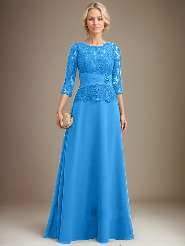 Robe de mariée longue en mousseline de soie et dentelle, coupe trapèze, décolleté illusion, ornée de sequins plissés et de perles. 
