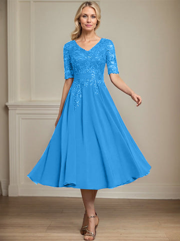 Vestido de novia de corte A, escote en V, largo hasta la rodilla, de encaje y gasa con lentejuelas. 