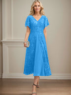 Vestido de novia de gasa de encaje, corte en A, escote en V y largo hasta la rodilla. 