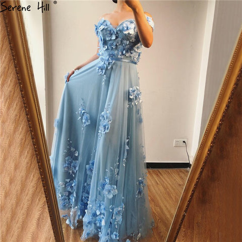 Robe de soirée bleue à épaules dénudées et fleurs faites à la main, sans manches, robe de soirée sexy trapèze, 2025 LA70189 