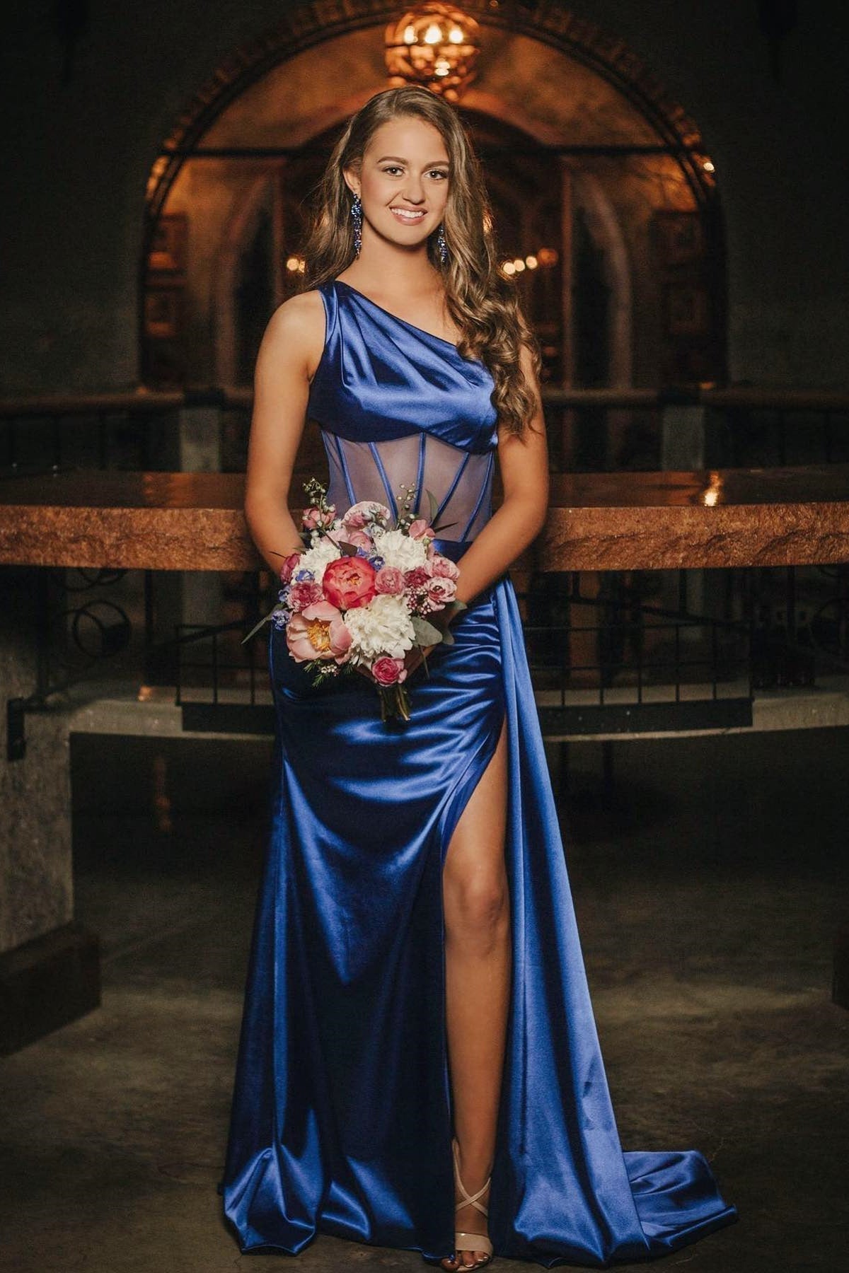 Robe de bal longue en satin plissé asymétrique à une épaule, fourreau, froncée, à une épaule.