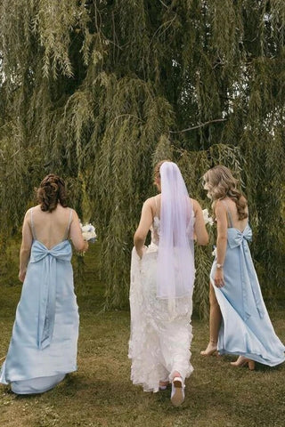 Vestidos largos de dama de honor de satén azul con tirantes finos y abertura.