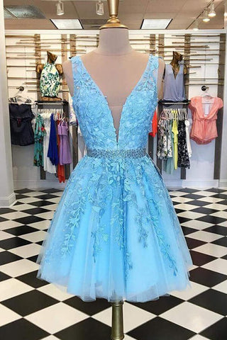 Robes de bal courtes en tulle trapèze ornées de perles et d'appliques