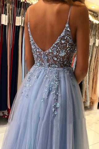 Robe de bal longue en tulle bleu, coupe trapèze, col en V, ornée de perles ; robe de soirée longue