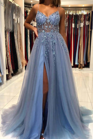 Robe de bal longue en tulle bleu, coupe trapèze, col en V, ornée de perles ; robe de soirée longue