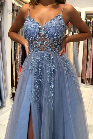 Robe de bal longue en tulle bleu, coupe trapèze, col en V, ornée de perles ; robe de soirée longue