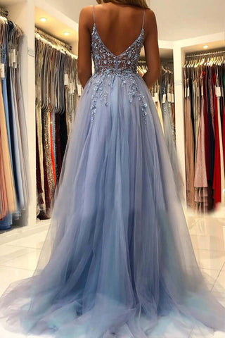 Robe de bal longue en tulle bleu, coupe trapèze, col en V, ornée de perles ; robe de soirée longue