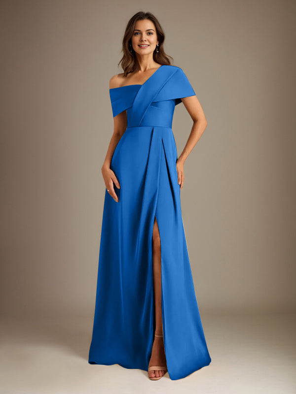 Robe de mère de la mariée en satin, coupe trapèze, décolleté asymétrique et plis. 