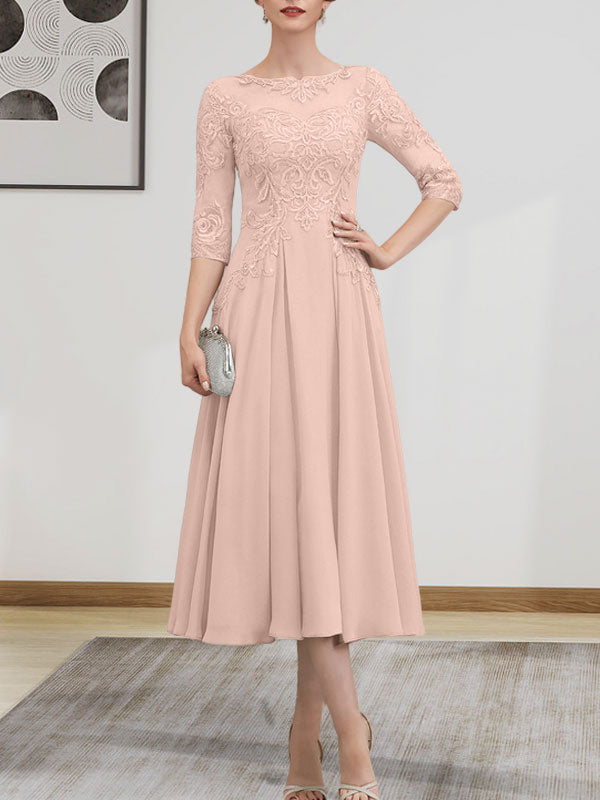 Robe de mariée trapèze en mousseline de soie et dentelle, longueur thé, ornée de perles et de sequins, avec décolleté en A et effet illusion.
