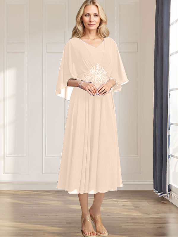 Robe de mariée trapèze en mousseline de soie, longueur thé, col en V, ornée de sequins plissés, d'appliques de dentelle et de perles. 