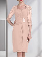 Vestido de corte recto/columna, escote corazón, largo hasta la rodilla, de gasa, con apliques de cuentas, encaje, lentejuelas y pliegues para la madre de la novia.