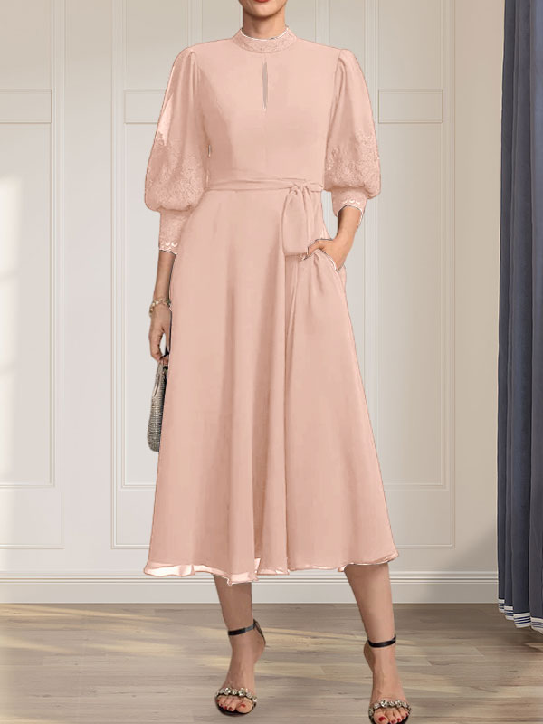 Vestido de corte A, cuello alto, largo midi, encaje y gasa para la madre de la novia con lazo.