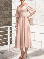 Vestido de novia de gasa de encaje, corte en A, escote en V y largo hasta la rodilla, con pliegues.