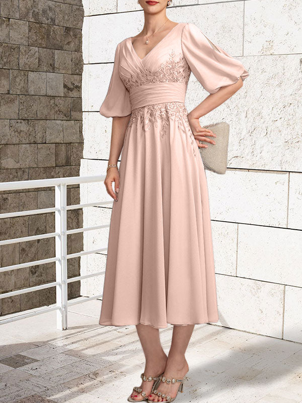 Vestido de novia de gasa de encaje, corte en A, escote en V y largo hasta la rodilla, con pliegues.