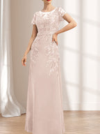 Robe de mère de la mariée en mousseline de dentelle, coupe fourreau/colonne, décolleté illusion, longueur au sol, ornée de sequins