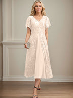 Vestido de novia de gasa de encaje, corte en A, escote en V y largo hasta la rodilla. 