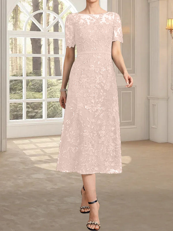 Vestido de novia de encaje con lentejuelas, corte en A, escote redondo ilusión y largo hasta la rodilla.