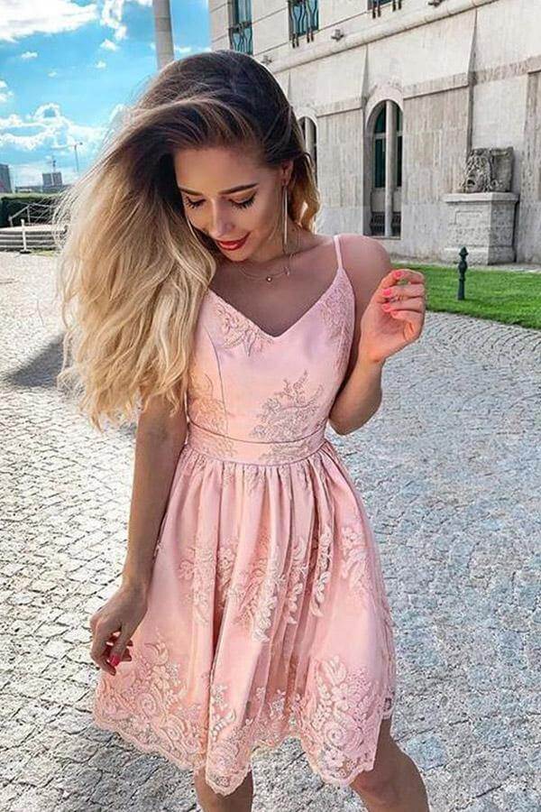 Vestidos de fiesta de bienvenida con tirantes finos, corte en A y apliques de encaje