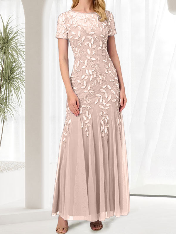 Robe longue bleue sirène à col rond ornée de perles, idéale pour la mère de la mariée